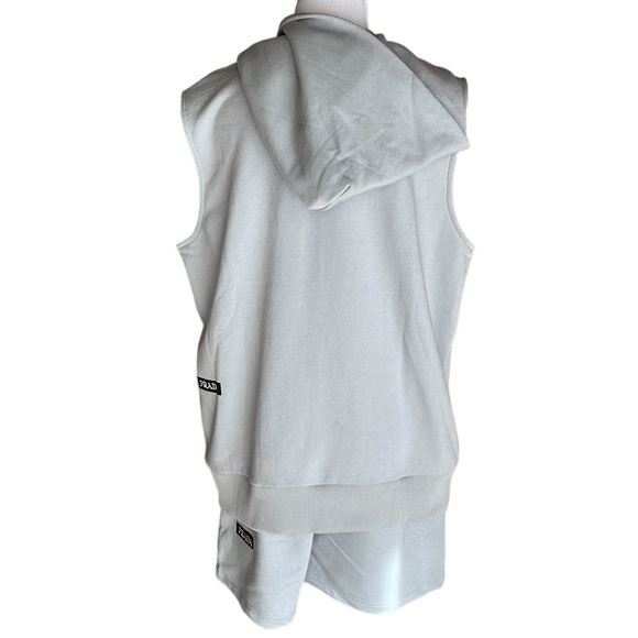 📍SALE📍〰️Prada〰️ logo-patch sleeveless women’s hooded jacket and shorts 🔥 - Picture 9 of 9